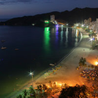 Foto nocturna de playa en Santa Marta