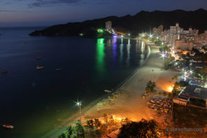 Foto nocturna de playa en Santa Marta