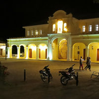 Foto nocturna de plaza en Mompox