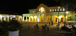 Foto nocturna de plaza en Mompox