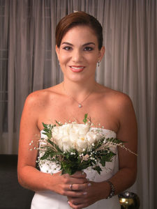 Foto novia con su bouquet de rosas