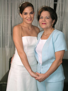 Novia con su mamá antes de la boda