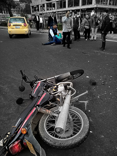 Foto con celular de accidente moto Bogota
