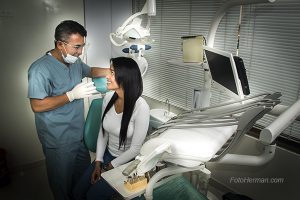 Foto odontólogo con paciente