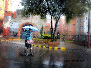 Foto dama con paraguas dia lluvioso