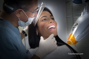 Foto paciente odontología con doctor