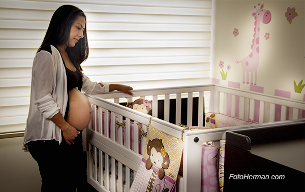 Embarazada frente a cuna del bebé