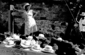 Vendedora de sombreros durante feria municipal