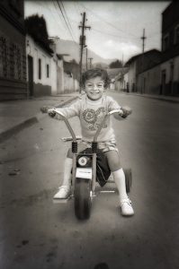 Foto niño en triciclo