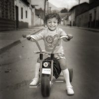 Foto niño en triciclo