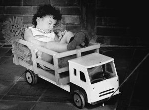 Foto niña dormida en carro de jugueta