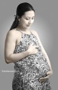 Foto medio cuerpo mujer embarazada