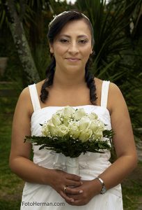 foto de la novia con el ramo de flores