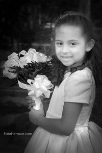 Foto niña en ByN con bouquet de rosas