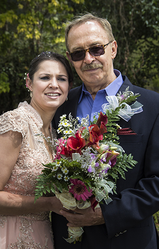 Foto novia con su padre y el bouquet