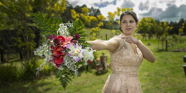 Foto novia medio cuerpo con ramo flores