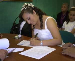 Novia firma acta matrimonio civil