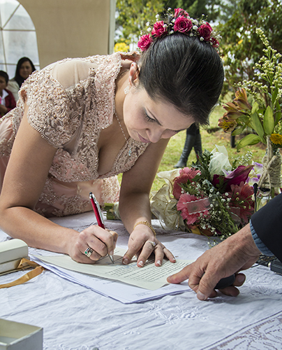 Novia firmando acta boda civil