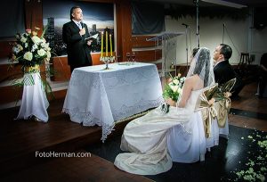 Pastor y novios en boda cristiana