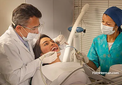 Odontólogo con paciente en consultorio dental