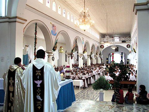 Ceremonia iglesiaa en primera comunión